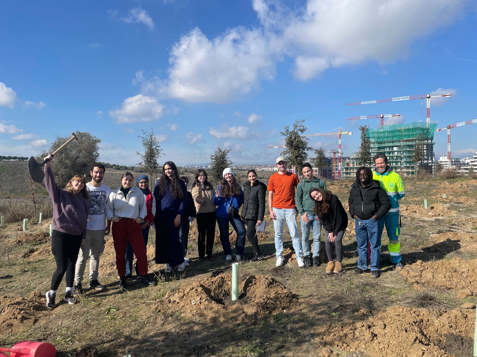 Foto de grupo de los participantes de la actividad plant a tree